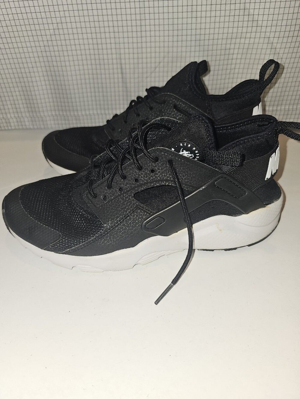 Good | 7Y | Nike | Black White Air Huarache Run Sneakers